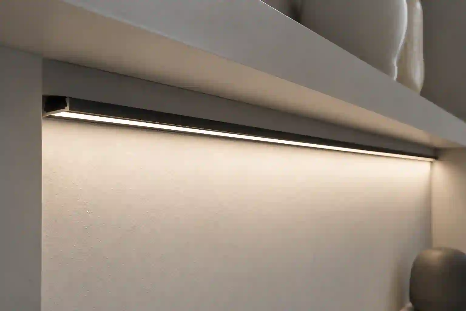 LED profil Mikro 2 černá barva pohled ze strany nástěnný profil 15mm eloxovaný hliník